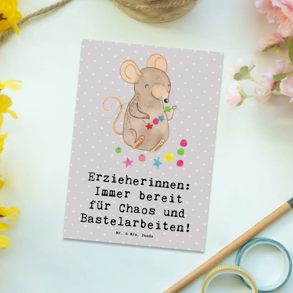 Postcard Erzieherinnen: Immer bereit für Chaos und Bastelarbeiten! Ansichtskarten, Karte, Dankeskarte, Geburtstagskarte, Ansichtskarte, Grußkarte, Einladung, Einladung Geburtstag, Einladungskarten Geburtstag, Geschenkkarte, Einladungskarte, Postkarte, Beruf, Ausbildung, Jubiläum, Abschied, Rente, Kollege, Kollegin, Geschenk, Schenken, Arbeitskollege, Mitarbeiter, Firma, Danke, Dankeschön
