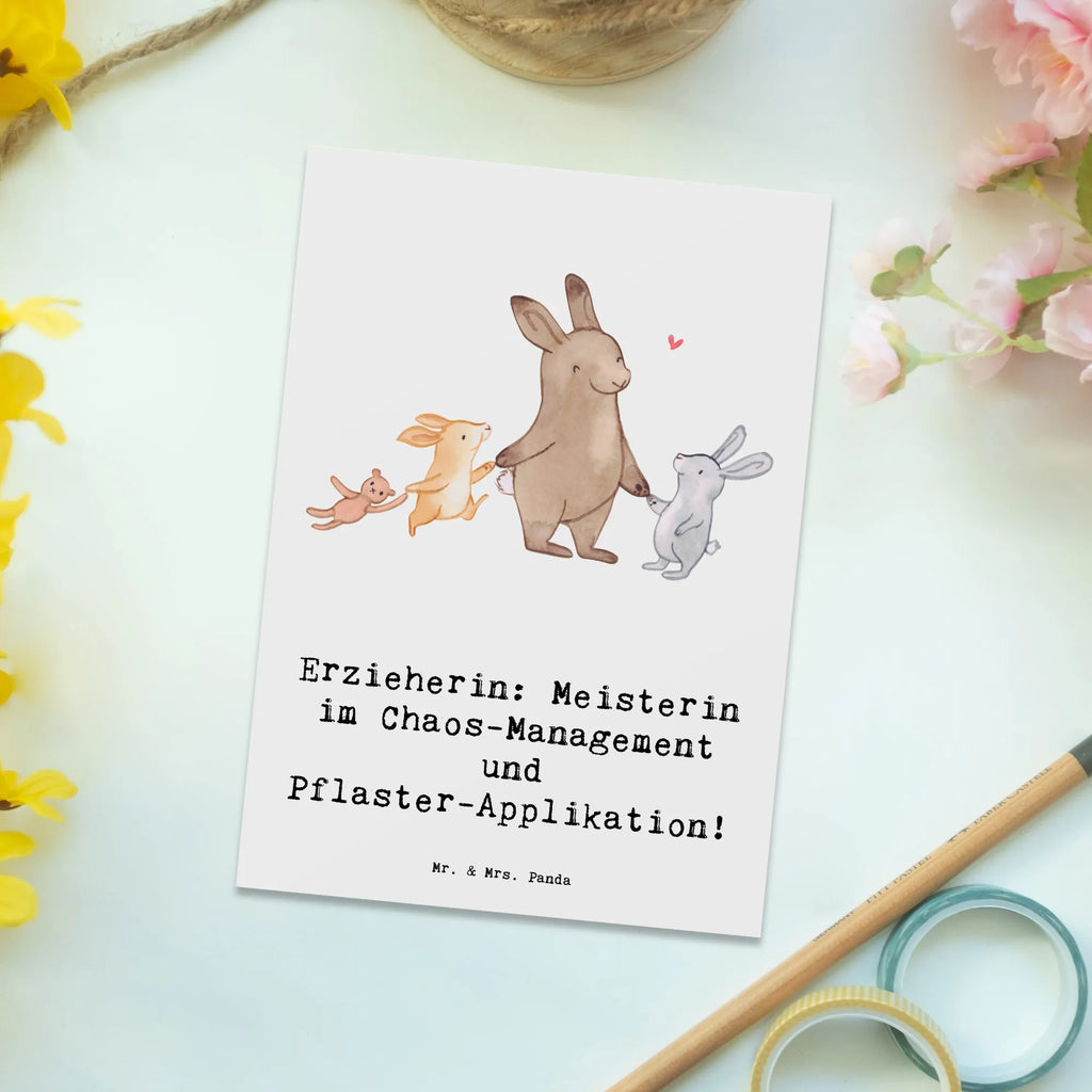 Postcard Erzieherin: Meisterin im Chaos-Management und Pflaster-Applikation! Geschenkkarte, Karte, Einladungskarte, Ansichtskarten, Grußkarte, Postkarte, Einladungskarten Geburtstag, Dankeskarte, Einladung Geburtstag, Geburtstagskarte, Einladung, Ansichtskarte, Beruf, Ausbildung, Jubiläum, Abschied, Rente, Kollege, Kollegin, Geschenk, Schenken, Arbeitskollege, Mitarbeiter, Firma, Danke, Dankeschön