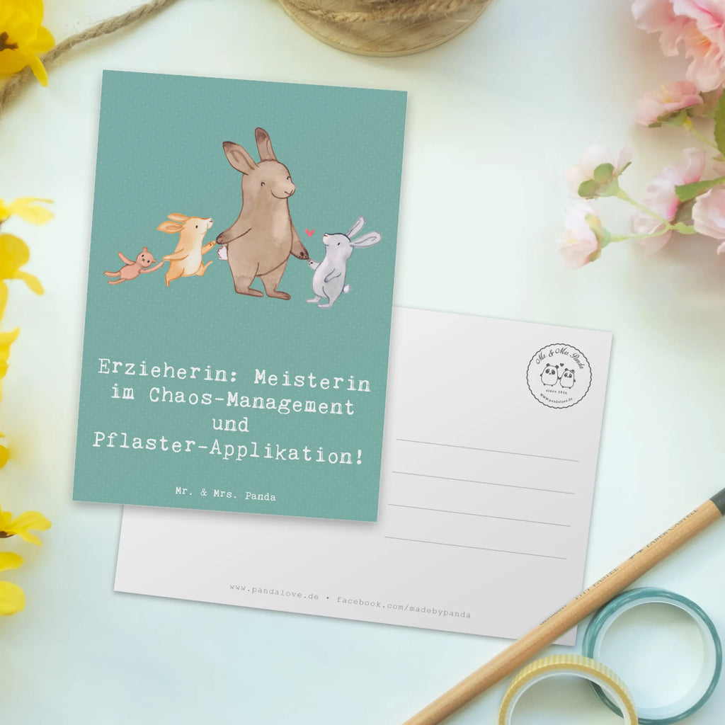 Postcard Erzieherin: Meisterin im Chaos-Management und Pflaster-Applikation! Geschenkkarte, Karte, Einladungskarte, Ansichtskarten, Grußkarte, Postkarte, Einladungskarten Geburtstag, Dankeskarte, Einladung Geburtstag, Geburtstagskarte, Einladung, Ansichtskarte, Beruf, Ausbildung, Jubiläum, Abschied, Rente, Kollege, Kollegin, Geschenk, Schenken, Arbeitskollege, Mitarbeiter, Firma, Danke, Dankeschön