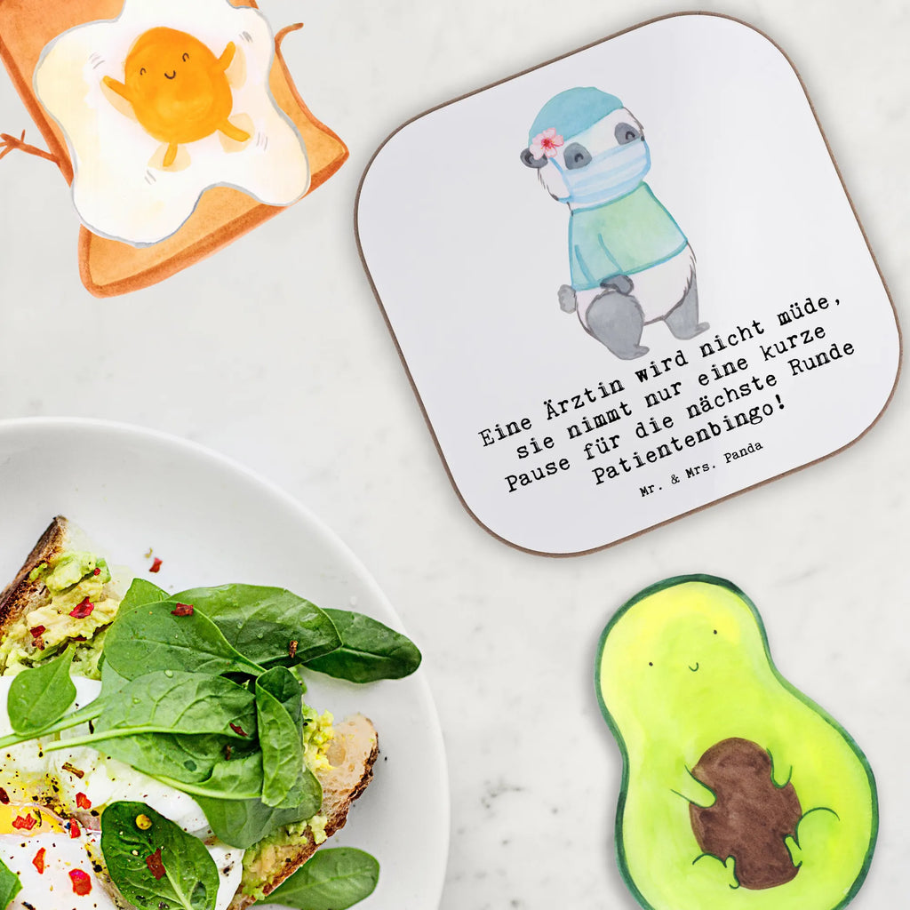 Square coaster Eine Ärztin wird nicht müde, sie nimmt nur eine kurze Pause für die nächste Runde Patientenbingo! Korkuntersetzer, Untersetzer Design, Untersetzer Gläser, Tassen Untersetzer, Untersetzer, Untersetzer aus Holz, Getränkeuntersetzer, Untersetzer für Gläser, Glasuntersetzer, Untersetzer Holz, Holzuntersetzer, Bierdeckel, Beruf, Ausbildung, Jubiläum, Abschied, Rente, Kollege, Kollegin, Geschenk, Schenken, Arbeitskollege, Mitarbeiter, Firma, Danke, Dankeschön