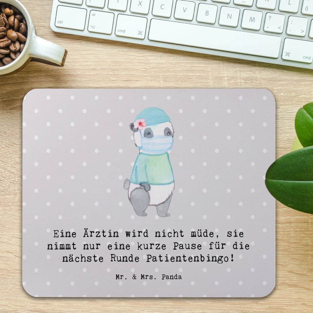 Mouse mat Eine Ärztin wird nicht müde, sie nimmt nur eine kurze Pause für die nächste Runde Patientenbingo! Mausunterlage, Mousepad, Designer Mauspad, Büroausstattung, PC Zubehör, Arbeitszimmer, Mauspad Büro, Einzigartiges Mauspad, Computer zubehör, Mauspad, Beruf, Ausbildung, Jubiläum, Abschied, Rente, Kollege, Kollegin, Geschenk, Schenken, Arbeitskollege, Mitarbeiter, Firma, Danke, Dankeschön