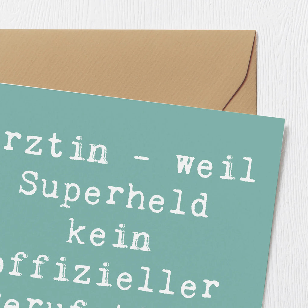 Deluxe Karte Spruch Ärztin Superheld Karte, Hochwertige Klappkarte, Klappkarte, Geburtstagskarte, Hochwertige Grußkarte, Einladungskarte, Grußkarte, Glückwunschkarte, Hochzeitskarte, Beruf, Ausbildung, Jubiläum, Abschied, Rente, Kollege, Kollegin, Geschenk, Schenken, Arbeitskollege, Mitarbeiter, Firma, Danke, Dankeschön