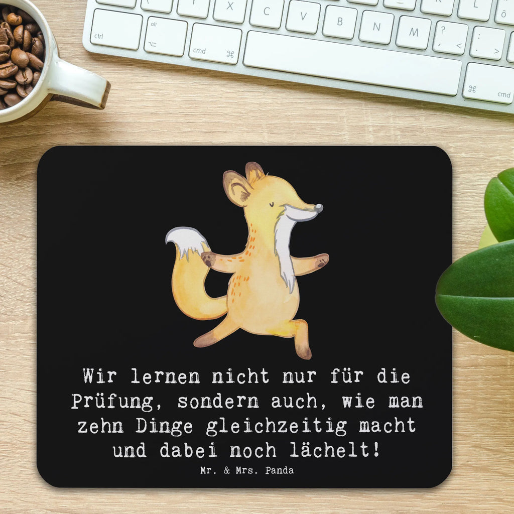 Mouse mat Wir lernen nicht nur für die Prüfung, sondern auch, wie man zehn Dinge gleichzeitig macht und dabei noch lächelt! Mausunterlage, Mauspad, Mousepad, Computer zubehör, Arbeitszimmer, PC Zubehör, Einzigartiges Mauspad, Mauspad Büro, Designer Mauspad, Büroausstattung, Beruf, Ausbildung, Jubiläum, Abschied, Rente, Kollege, Kollegin, Geschenk, Schenken, Arbeitskollege, Mitarbeiter, Firma, Danke, Dankeschön