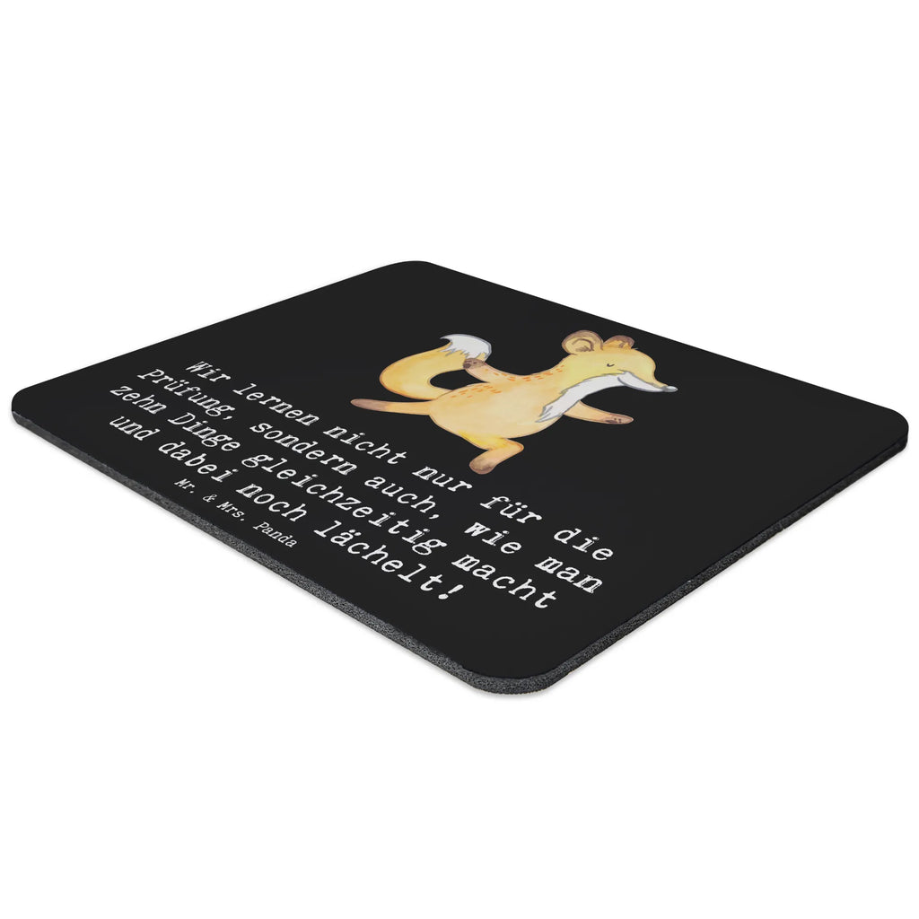 Mouse mat Wir lernen nicht nur für die Prüfung, sondern auch, wie man zehn Dinge gleichzeitig macht und dabei noch lächelt! Mausunterlage, Mauspad, Mousepad, Computer zubehör, Arbeitszimmer, PC Zubehör, Einzigartiges Mauspad, Mauspad Büro, Designer Mauspad, Büroausstattung, Beruf, Ausbildung, Jubiläum, Abschied, Rente, Kollege, Kollegin, Geschenk, Schenken, Arbeitskollege, Mitarbeiter, Firma, Danke, Dankeschön
