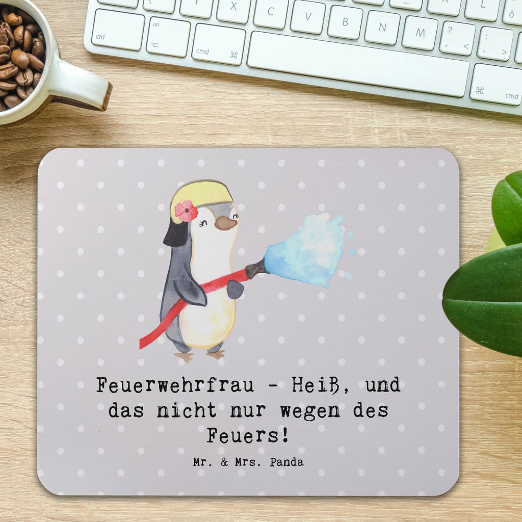 Mouse mat Feuerwehrfrau - Heiß, und das nicht nur wegen des Feuers! PC Zubehör, Designer Mauspad, Mausunterlage, Büroausstattung, Mauspad, Mauspad Büro, Einzigartiges Mauspad, Computer zubehör, Mousepad, Arbeitszimmer, Beruf, Ausbildung, Jubiläum, Abschied, Rente, Kollege, Kollegin, Geschenk, Schenken, Arbeitskollege, Mitarbeiter, Firma, Danke, Dankeschön