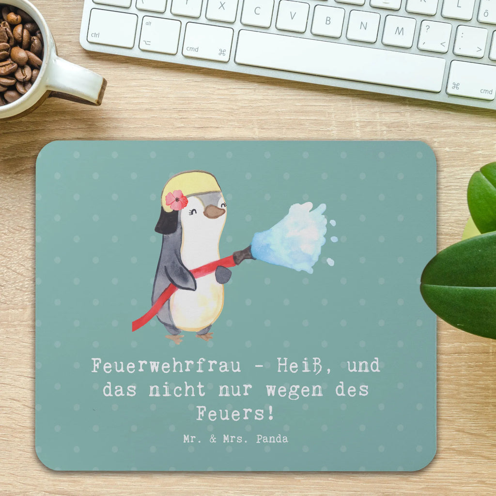 Mouse mat Feuerwehrfrau - Heiß, und das nicht nur wegen des Feuers! PC Zubehör, Designer Mauspad, Mausunterlage, Büroausstattung, Mauspad, Mauspad Büro, Einzigartiges Mauspad, Computer zubehör, Mousepad, Arbeitszimmer, Beruf, Ausbildung, Jubiläum, Abschied, Rente, Kollege, Kollegin, Geschenk, Schenken, Arbeitskollege, Mitarbeiter, Firma, Danke, Dankeschön