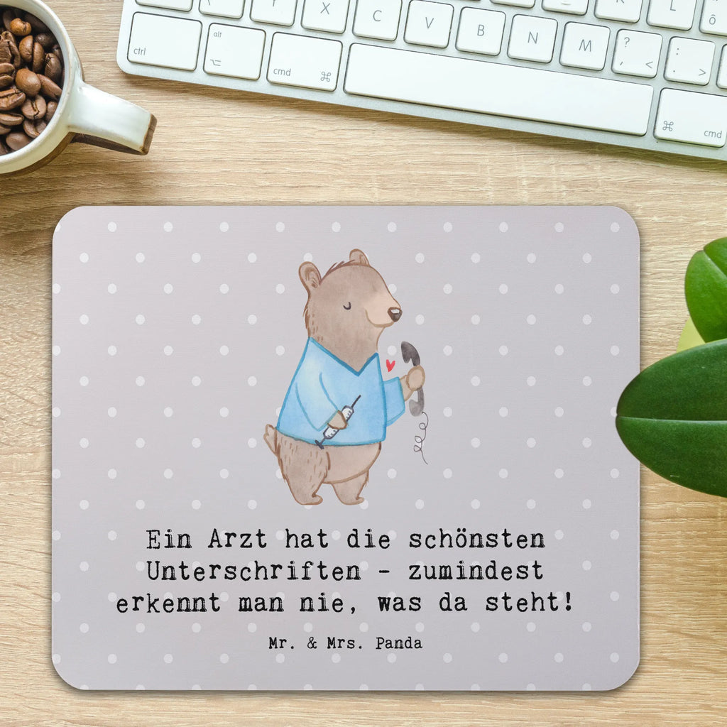 Mouse mat Ein Arzt hat die schönsten Unterschriften - zumindest erkennt man nie, was da steht! PC Zubehör, Arbeitszimmer, Mausunterlage, Computer zubehör, Einzigartiges Mauspad, Mousepad, Mauspad, Mauspad Büro, Designer Mauspad, Büroausstattung, Beruf, Ausbildung, Jubiläum, Abschied, Rente, Kollege, Kollegin, Geschenk, Schenken, Arbeitskollege, Mitarbeiter, Firma, Danke, Dankeschön