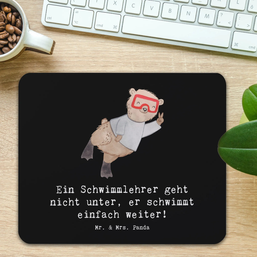 Mouse mat Ein Schwimmlehrer geht nicht unter, er schwimmt einfach weiter! Mousepad, Designer Mauspad, PC Zubehör, Büroausstattung, Mausunterlage, Arbeitszimmer, Mauspad, Einzigartiges Mauspad, Computer zubehör, Mauspad Büro, Beruf, Ausbildung, Jubiläum, Abschied, Rente, Kollege, Kollegin, Geschenk, Schenken, Arbeitskollege, Mitarbeiter, Firma, Danke, Dankeschön