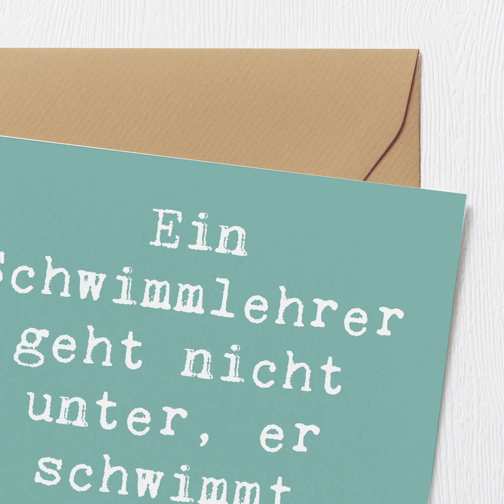 Deluxe Card Saying Ein Schwimmlehrer geht nicht unter, er schwimmt einfach weiter! Glückwunschkarte, Geburtstagskarte, Einladungskarte, Karte, Hochwertige Grußkarte, Hochwertige Klappkarte, Grußkarte, Hochzeitskarte, Klappkarte, Beruf, Ausbildung, Jubiläum, Abschied, Rente, Kollege, Kollegin, Geschenk, Schenken, Arbeitskollege, Mitarbeiter, Firma, Danke, Dankeschön
