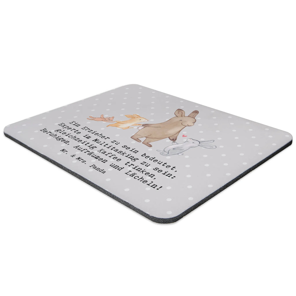 Mouse mat Ein Erzieher zu sein bedeutet, Experte im Multitasking zu sein: gleichzeitig Kaffee trinken, Beruhigen, Aufräumen und Lächeln! Mauspad Büro, Büroausstattung, PC Zubehör, Mausunterlage, Arbeitszimmer, Mousepad, Mauspad, Computer zubehör, Einzigartiges Mauspad, Designer Mauspad, Beruf, Ausbildung, Jubiläum, Abschied, Rente, Kollege, Kollegin, Geschenk, Schenken, Arbeitskollege, Mitarbeiter, Firma, Danke, Dankeschön