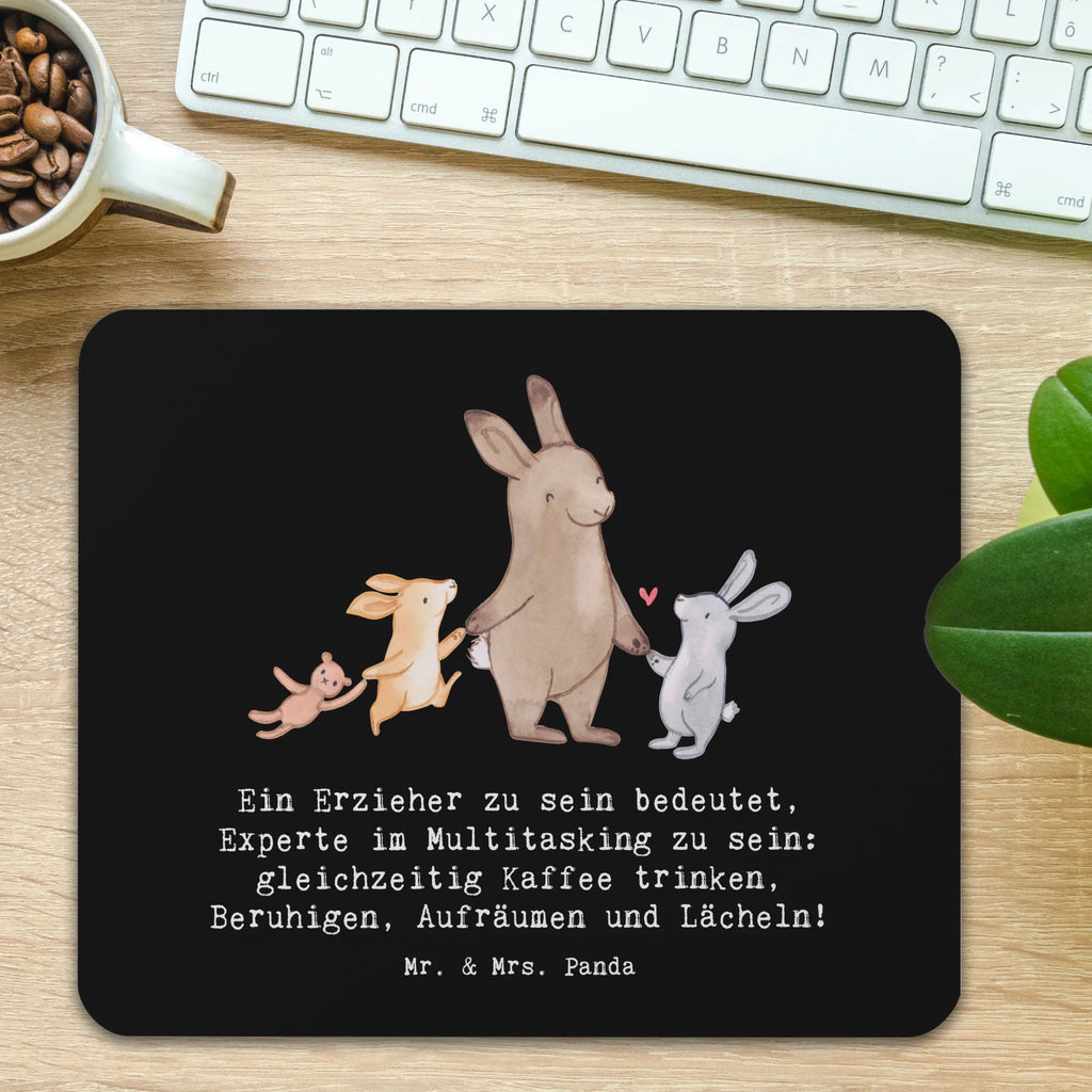 Mouse mat Ein Erzieher zu sein bedeutet, Experte im Multitasking zu sein: gleichzeitig Kaffee trinken, Beruhigen, Aufräumen und Lächeln! Mauspad Büro, Büroausstattung, PC Zubehör, Mausunterlage, Arbeitszimmer, Mousepad, Mauspad, Computer zubehör, Einzigartiges Mauspad, Designer Mauspad, Beruf, Ausbildung, Jubiläum, Abschied, Rente, Kollege, Kollegin, Geschenk, Schenken, Arbeitskollege, Mitarbeiter, Firma, Danke, Dankeschön