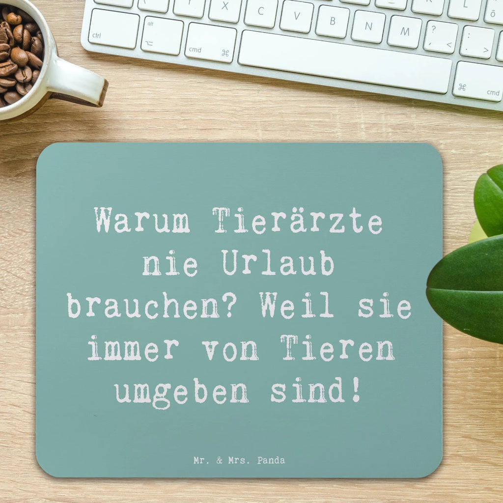 Mouse mat Saying Warum Tierärzte nie Urlaub brauchen? Weil sie immer von Tieren umgeben sind! Mousepad, Mauspad Büro, Arbeitszimmer, Einzigartiges Mauspad, PC Zubehör, Designer Mauspad, Büroausstattung, Computer zubehör, Mausunterlage, Mauspad, Beruf, Ausbildung, Jubiläum, Abschied, Rente, Kollege, Kollegin, Geschenk, Schenken, Arbeitskollege, Mitarbeiter, Firma, Danke, Dankeschön