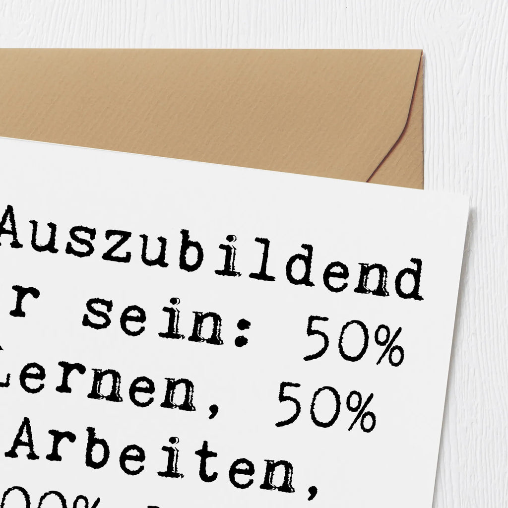 Deluxe Card Saying „Auszubildender sein: 50% Lernen, 50% Arbeiten, 100% Kaffee trinken.“ Karte, Hochwertige Grußkarte, Einladungskarte, Klappkarte, Grußkarte, Hochzeitskarte, Hochwertige Klappkarte, Geburtstagskarte, Glückwunschkarte, Beruf, Ausbildung, Jubiläum, Abschied, Rente, Kollege, Kollegin, Geschenk, Schenken, Arbeitskollege, Mitarbeiter, Firma, Danke, Dankeschön