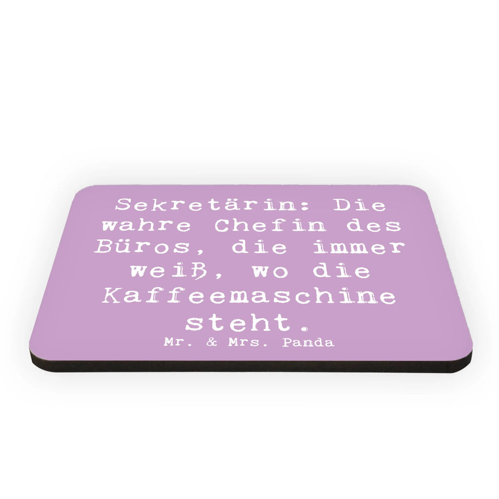 Magnet Spruch Sekretärin: Die wahre Chefin des Büros, die immer weiß, wo die Kaffeemaschine steht. Whiteboard Magnet, Souvenir Magnet, Kühlschrank Dekoration, Notiz Magnet, Kühlschrankmagnet, Motivmagnete, Dekomagnet, Pinnwandmagnet, Beruf, Ausbildung, Jubiläum, Abschied, Rente, Kollege, Kollegin, Geschenk, Schenken, Arbeitskollege, Mitarbeiter, Firma, Danke, Dankeschön