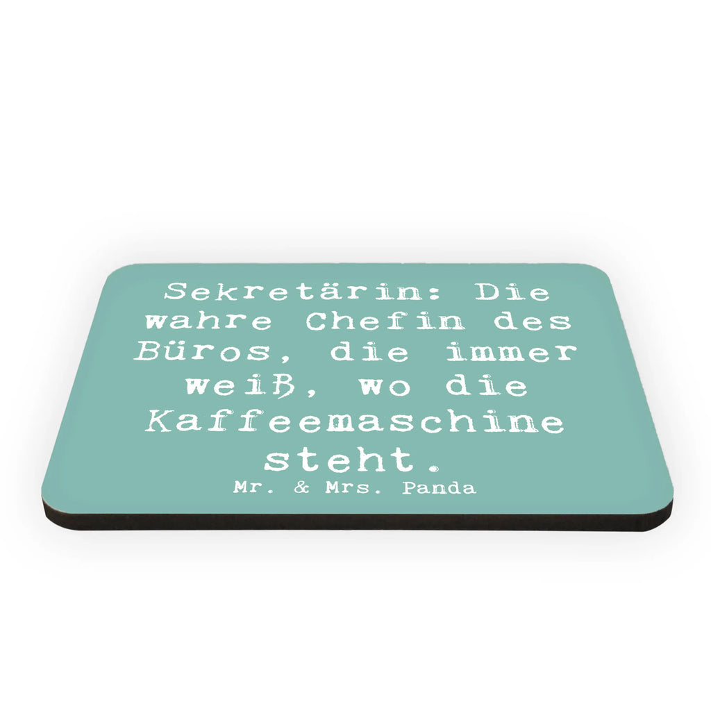 Magnet Spruch Sekretärin: Die wahre Chefin des Büros, die immer weiß, wo die Kaffeemaschine steht. Whiteboard Magnet, Souvenir Magnet, Kühlschrank Dekoration, Notiz Magnet, Kühlschrankmagnet, Motivmagnete, Dekomagnet, Pinnwandmagnet, Beruf, Ausbildung, Jubiläum, Abschied, Rente, Kollege, Kollegin, Geschenk, Schenken, Arbeitskollege, Mitarbeiter, Firma, Danke, Dankeschön