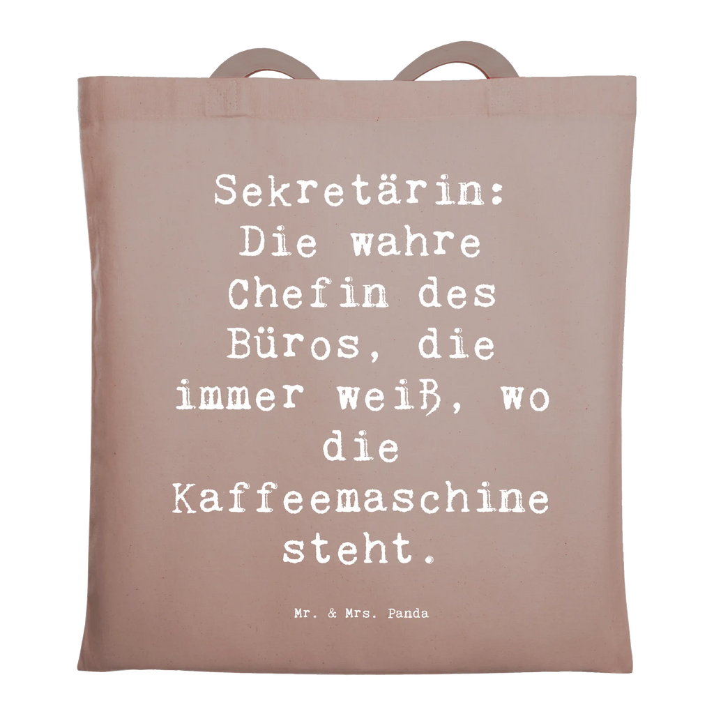 Tragetasche Spruch Sekretärin: Die wahre Chefin des Büros, die immer weiß, wo die Kaffeemaschine steht. Shopper, Stoffbeutel, Einkaufstüte, Strandtasche, Tragetasche, Beuteltasche, Einkaufstasche, Stofftasche, Jutebeutel, Badetasche, Jutetasche, Schultertasche, Tasche, Beutel, Umhängetasche, Laptoptasche, Beruf, Ausbildung, Jubiläum, Abschied, Rente, Kollege, Kollegin, Geschenk, Schenken, Arbeitskollege, Mitarbeiter, Firma, Danke, Dankeschön