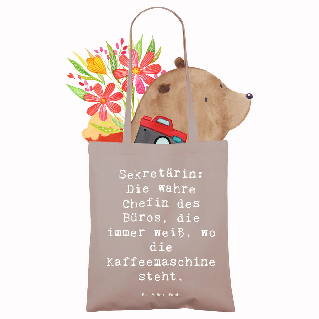 Tragetasche Spruch Sekretärin: Die wahre Chefin des Büros, die immer weiß, wo die Kaffeemaschine steht. Shopper, Stoffbeutel, Einkaufstüte, Strandtasche, Tragetasche, Beuteltasche, Einkaufstasche, Stofftasche, Jutebeutel, Badetasche, Jutetasche, Schultertasche, Tasche, Beutel, Umhängetasche, Laptoptasche, Beruf, Ausbildung, Jubiläum, Abschied, Rente, Kollege, Kollegin, Geschenk, Schenken, Arbeitskollege, Mitarbeiter, Firma, Danke, Dankeschön