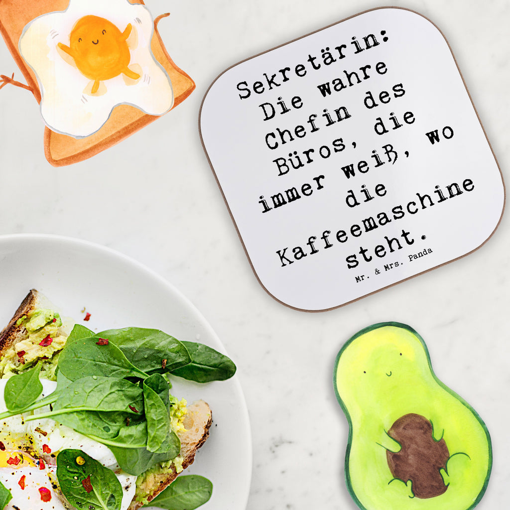 Untersetzer Spruch Sekretärin: Die wahre Chefin des Büros, die immer weiß, wo die Kaffeemaschine steht. Untersetzer für Gläser, Tassen Untersetzer, Untersetzer, Glasuntersetzer, Untersetzer Holz, Holzuntersetzer, Getränkeuntersetzer, Untersetzer aus Holz, Untersetzer Design, Bierdeckel, Korkuntersetzer, Untersetzer Gläser, Beruf, Ausbildung, Jubiläum, Abschied, Rente, Kollege, Kollegin, Geschenk, Schenken, Arbeitskollege, Mitarbeiter, Firma, Danke, Dankeschön