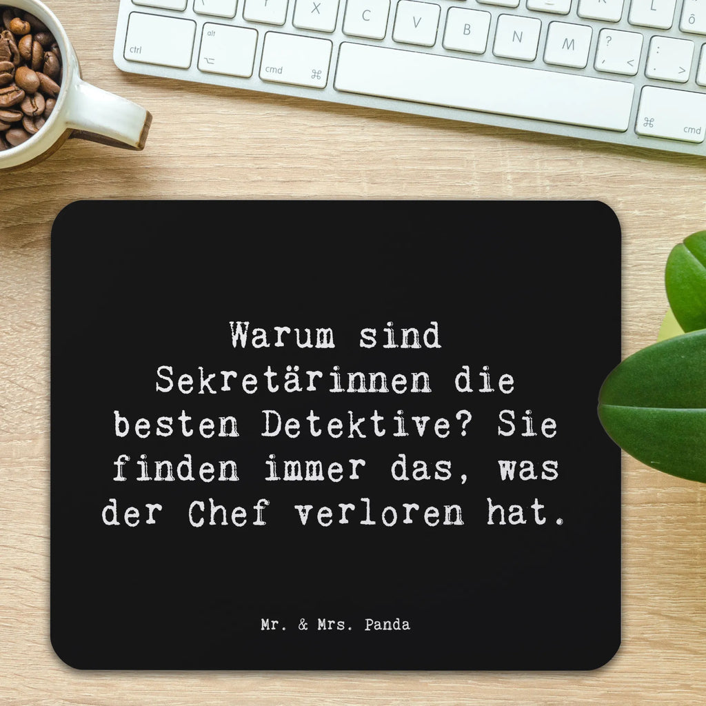 Mouse mat Saying Warum sind Sekretärinnen die besten Detektive? Sie finden immer das, was der Chef verloren hat. PC Zubehör, Büroausstattung, Mauspad, Computer zubehör, Designer Mauspad, Mauspad Büro, Mausunterlage, Mousepad, Arbeitszimmer, Einzigartiges Mauspad, Beruf, Ausbildung, Jubiläum, Abschied, Rente, Kollege, Kollegin, Geschenk, Schenken, Arbeitskollege, Mitarbeiter, Firma, Danke, Dankeschön