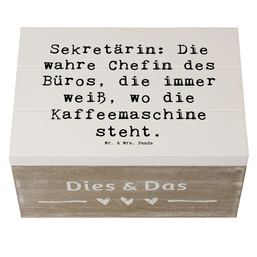 Holzkiste Spruch Sekretärin: Die wahre Chefin des Büros, die immer weiß, wo die Kaffeemaschine steht. Erinnerungsbox, XXL, Geschenkbox, Schatzkiste, Erinnerungskiste, Aufbewahrungsbox, Truhe, Dekokiste, Kiste, Schatulle, Holzkiste, Geschenkdose, Beruf, Ausbildung, Jubiläum, Abschied, Rente, Kollege, Kollegin, Geschenk, Schenken, Arbeitskollege, Mitarbeiter, Firma, Danke, Dankeschön