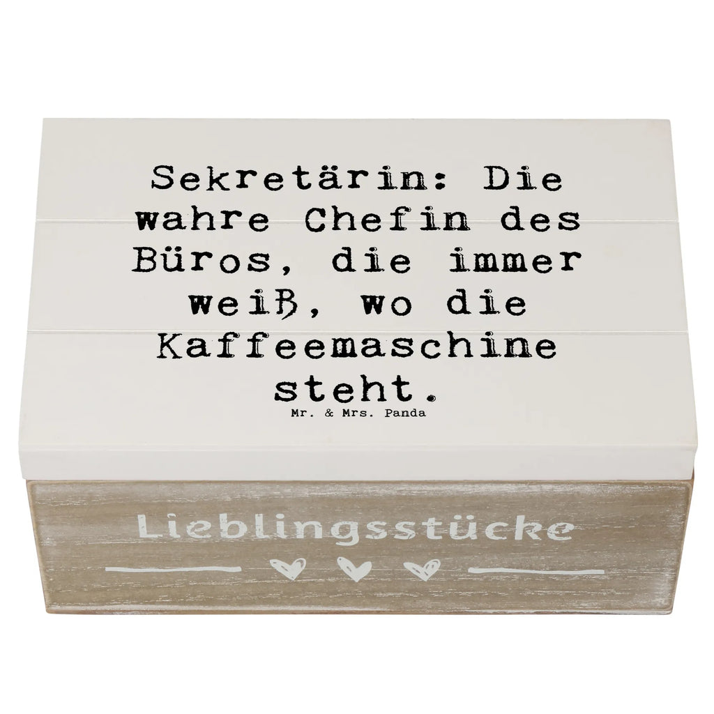 Holzkiste Spruch Sekretärin: Die wahre Chefin des Büros, die immer weiß, wo die Kaffeemaschine steht. Erinnerungsbox, XXL, Geschenkbox, Schatzkiste, Erinnerungskiste, Aufbewahrungsbox, Truhe, Dekokiste, Kiste, Schatulle, Holzkiste, Geschenkdose, Beruf, Ausbildung, Jubiläum, Abschied, Rente, Kollege, Kollegin, Geschenk, Schenken, Arbeitskollege, Mitarbeiter, Firma, Danke, Dankeschön