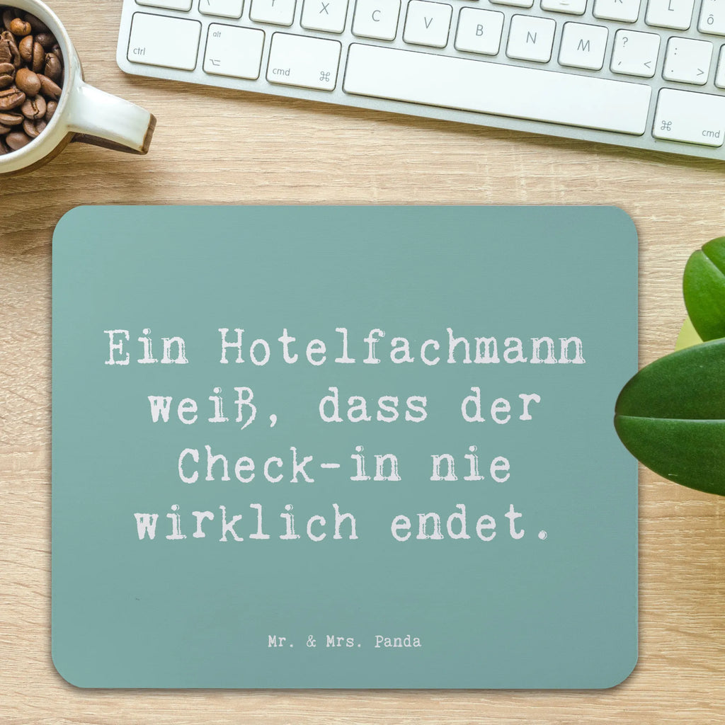 Mauspad Spruch Ein Hotelfachmann weiß, dass der Check-in nie wirklich endet. Einzigartiges Mauspad, PC Zubehör, Mausunterlage, Mousepad, Arbeitszimmer, Mauspad Büro, Designer Mauspad, Mauspad, Computer zubehör, Büroausstattung, Beruf, Ausbildung, Jubiläum, Abschied, Rente, Kollege, Kollegin, Geschenk, Schenken, Arbeitskollege, Mitarbeiter, Firma, Danke, Dankeschön