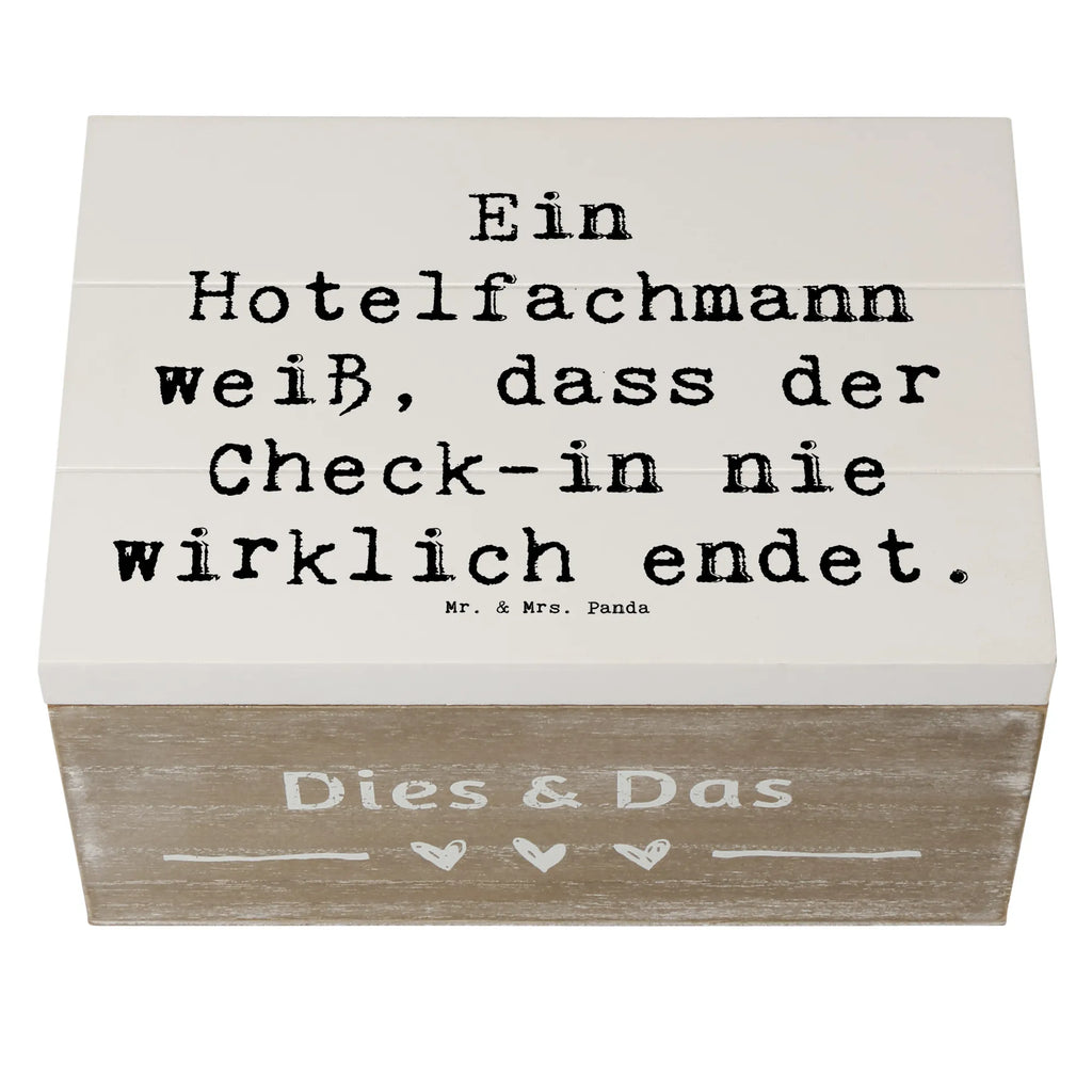 Wooden chest Saying Ein Hotelfachmann weiß, dass der Check-in nie wirklich endet. XXL, Erinnerungsbox, Dekokiste, Truhe, Holzkiste, Schatzkiste, Aufbewahrungsbox, Schatulle, Geschenkdose, Kiste, Erinnerungskiste, Geschenkbox, Beruf, Ausbildung, Jubiläum, Abschied, Rente, Kollege, Kollegin, Geschenk, Schenken, Arbeitskollege, Mitarbeiter, Firma, Danke, Dankeschön