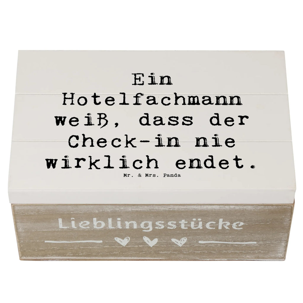 Wooden chest Saying Ein Hotelfachmann weiß, dass der Check-in nie wirklich endet. XXL, Erinnerungsbox, Dekokiste, Truhe, Holzkiste, Schatzkiste, Aufbewahrungsbox, Schatulle, Geschenkdose, Kiste, Erinnerungskiste, Geschenkbox, Beruf, Ausbildung, Jubiläum, Abschied, Rente, Kollege, Kollegin, Geschenk, Schenken, Arbeitskollege, Mitarbeiter, Firma, Danke, Dankeschön