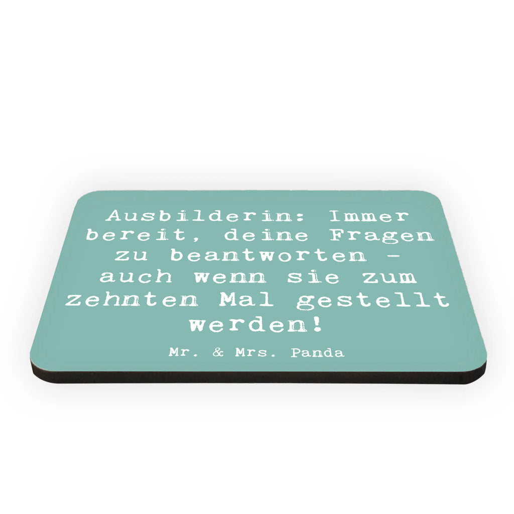 Magnet Spruch Ausbilderin: Immer bereit, deine Fragen zu beantworten - auch wenn sie zum zehnten Mal gestellt werden! Notiz Magnet, Motivmagnete, Dekomagnet, Souvenir Magnet, Kühlschrankmagnet, Whiteboard Magnet, Kühlschrank Dekoration, Pinnwandmagnet, Beruf, Ausbildung, Jubiläum, Abschied, Rente, Kollege, Kollegin, Geschenk, Schenken, Arbeitskollege, Mitarbeiter, Firma, Danke, Dankeschön