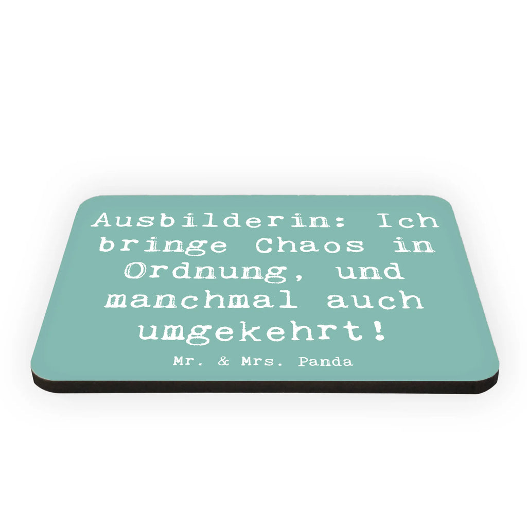 Magnet Spruch Ausbilderin: Ich bringe Chaos in Ordnung, und manchmal auch umgekehrt! haftmagnet, rechteckmagnet, mdf holz magnet, magnet mit motiv, holz whiteboardmagnet, notizmagnet, designmagnet, einkaufszettelmagnet, bildmagnet, Notizhalter, Fridge Magnet, büromagnet, magnet, magnet holz, küchenmagnet, Pinnwandmagnet, spruchmagnet, holz kühlschrankmagnet, magnet für kühlschrank, holzmagnet, Dekomagnet, wandmagnet, whiteboardmagnet, Kühlschrankmagnet, mdf magnet, tafelmagnet, memomagnet, magnet mit spruch, Geschenk, Schenken, Jubiläum, Danke, Dankeschön, Beruf, Ausbildung, Abschied, Rente, Kollege, Kollegin, Arbeitskollege, Mitarbeiter, Firma