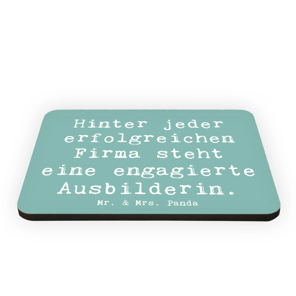 Magnet Spruch Hinter jeder erfolgreichen Firma steht eine engagierte Ausbilderin. Kühlschrankmagnet, Motivmagnete, Dekomagnet, Notiz Magnet, Souvenir Magnet, Kühlschrank Dekoration, Whiteboard Magnet, Pinnwandmagnet, Beruf, Ausbildung, Jubiläum, Abschied, Rente, Kollege, Kollegin, Geschenk, Schenken, Arbeitskollege, Mitarbeiter, Firma, Danke, Dankeschön