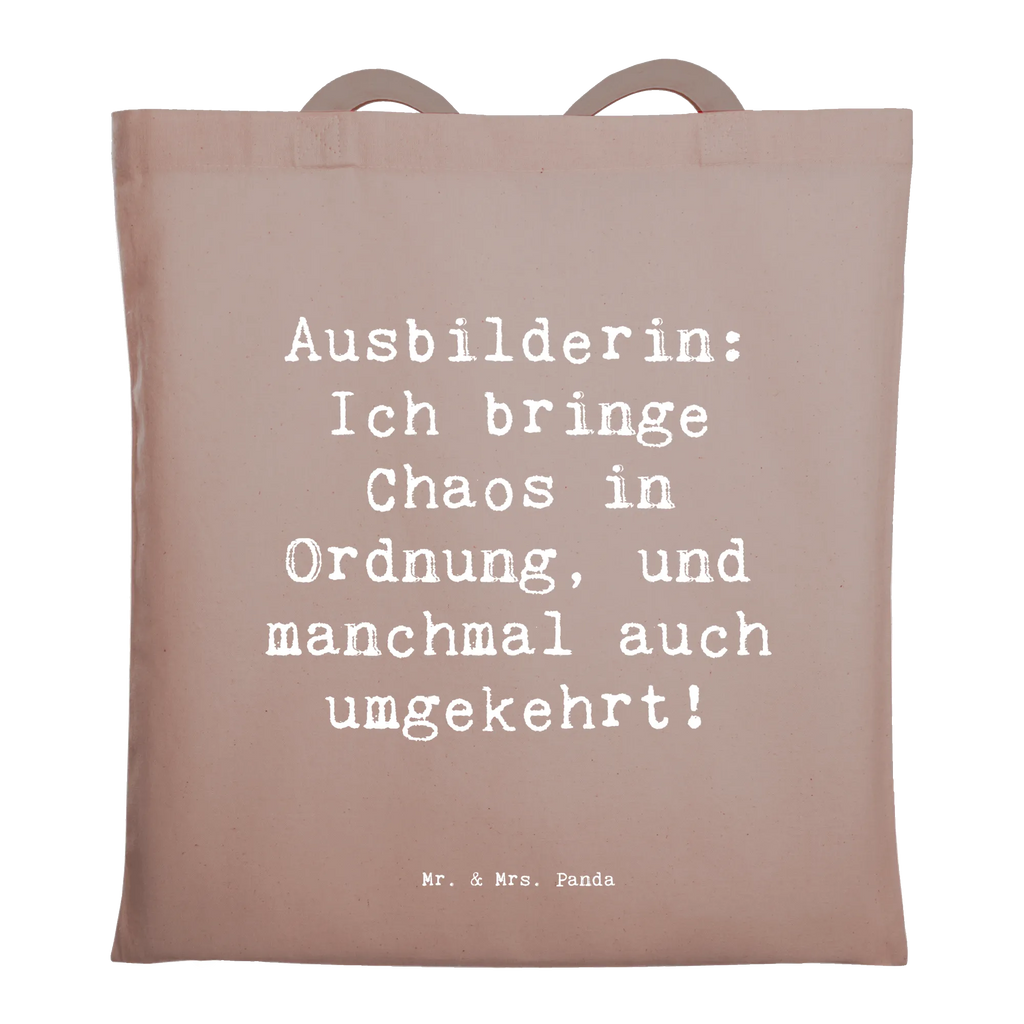 Tote bag Saying Ausbilderin: Ich bringe Chaos in Ordnung, und manchmal auch umgekehrt! Beuteltasche, Beutel, Einkaufstasche, Jutebeutel, Stoffbeutel, Tasche, Shopper, Umhängetasche, Strandtasche, Schultertasche, Stofftasche, Tragetasche, Badetasche, Jutetasche, Einkaufstüte, Laptoptasche, Beruf, Ausbildung, Jubiläum, Abschied, Rente, Kollege, Kollegin, Geschenk, Schenken, Arbeitskollege, Mitarbeiter, Firma, Danke, Dankeschön