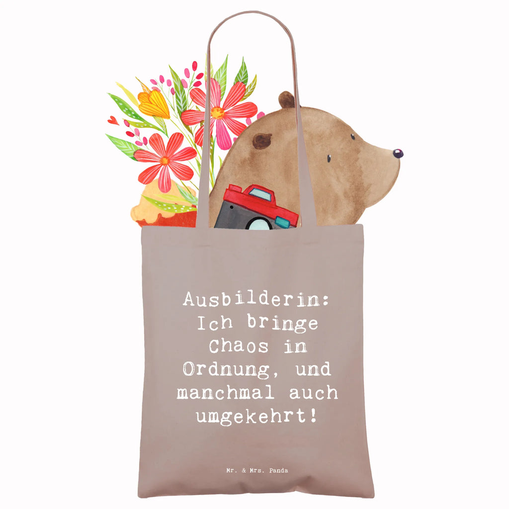 Tote bag Saying Ausbilderin: Ich bringe Chaos in Ordnung, und manchmal auch umgekehrt! Beuteltasche, Beutel, Einkaufstasche, Jutebeutel, Stoffbeutel, Tasche, Shopper, Umhängetasche, Strandtasche, Schultertasche, Stofftasche, Tragetasche, Badetasche, Jutetasche, Einkaufstüte, Laptoptasche, Beruf, Ausbildung, Jubiläum, Abschied, Rente, Kollege, Kollegin, Geschenk, Schenken, Arbeitskollege, Mitarbeiter, Firma, Danke, Dankeschön
