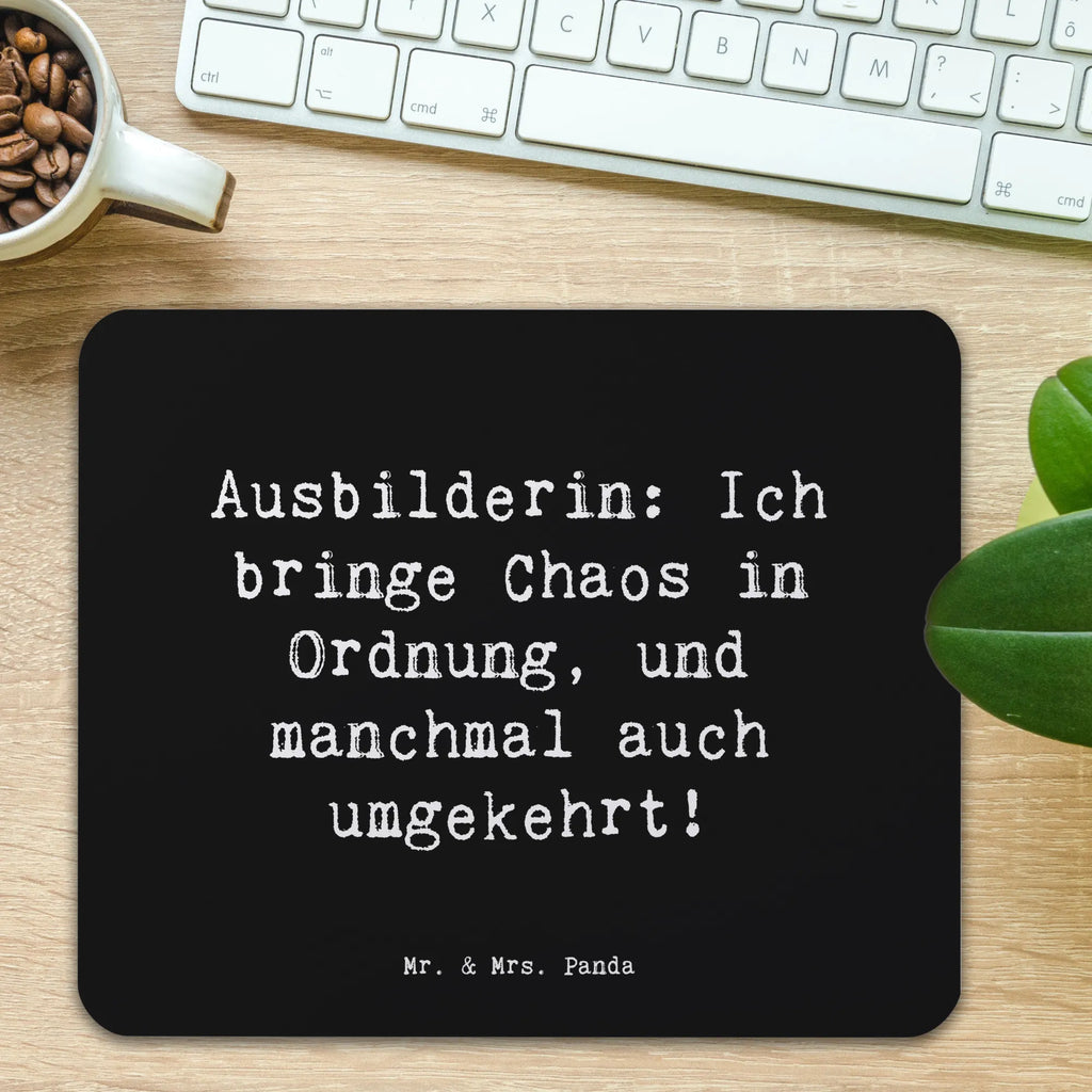 Mauspad Spruch Ausbilderin: Ich bringe Chaos in Ordnung, und manchmal auch umgekehrt! PC Zubehör, Designer Mauspad, Arbeitszimmer, Mauspad, Computer zubehör, Mauspad Büro, Mausunterlage, Mousepad, Einzigartiges Mauspad, Büroausstattung, Beruf, Ausbildung, Jubiläum, Abschied, Rente, Kollege, Kollegin, Geschenk, Schenken, Arbeitskollege, Mitarbeiter, Firma, Danke, Dankeschön