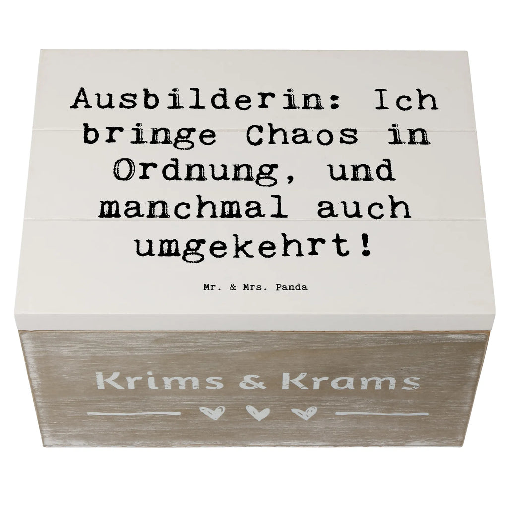 Holzkiste Spruch Ausbilderin: Ich bringe Chaos in Ordnung, und manchmal auch umgekehrt! kiste holz, holztruhen, Schatulle, truhe holz, Holzbox mit Deckel, Holzboxen, aufbewahrungskisten, Holzkisten, Holz Aufbewahrungsbox, box holz, holzschatulle, aufbewahrungstruhe, Holzbox, aufbewahrungskiste mit deckel, holzschachtel, holzkästchen, Holztruhe, Aufbewahrungsbox Holz, Holzkiste mit Deckel, Box aus Holz, Aufbewahrungsbox, Holzkiste, Aufbewahrungsbox aus Holz, Aufbewahrungskiste, aufbewahrungsboxen, Geschenk, Danke, Dankeschön, Schenken, Beruf, Ausbildung, Abschied, Rente, Kollege, Kollegin, Arbeitskollege, Mitarbeiter, Jubiläum, Firma