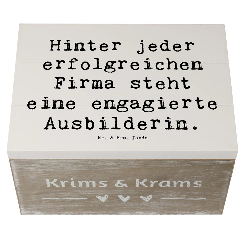 Holzkiste Spruch Hinter jeder erfolgreichen Firma steht eine engagierte Ausbilderin. Truhe, Dekokiste, Erinnerungsbox, Erinnerungskiste, XXL, Aufbewahrungsbox, Geschenkbox, Holzkiste, Kiste, Schatzkiste, Geschenkdose, Schatulle, Beruf, Ausbildung, Jubiläum, Abschied, Rente, Kollege, Kollegin, Geschenk, Schenken, Arbeitskollege, Mitarbeiter, Firma, Danke, Dankeschön