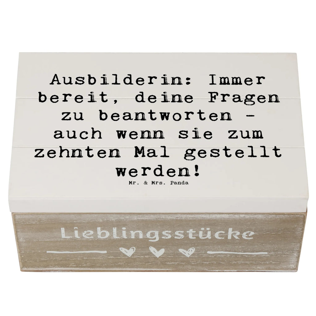 Holzkiste Spruch Ausbilderin: Immer bereit, deine Fragen zu beantworten - auch wenn sie zum zehnten Mal gestellt werden! Schatulle, aufbewahrungstruhe, Holzkisten, Holz Aufbewahrungsbox, holzkästchen, Holzkiste mit Deckel, Holztruhe, Aufbewahrungsbox aus Holz, box holz, holzschatulle, Aufbewahrungsbox, Box aus Holz, holzschachtel, Holzbox mit Deckel, Holzbox, Holzboxen, truhe holz, Holzkiste, aufbewahrungskiste mit deckel, aufbewahrungsboxen, Aufbewahrungskiste, Aufbewahrungsbox Holz, aufbewahrungskisten, holztruhen, kiste holz, Geschenk, Danke, Dankeschön, Schenken, Beruf, Ausbildung, Abschied, Rente, Kollege, Kollegin, Arbeitskollege, Mitarbeiter, Jubiläum, Firma