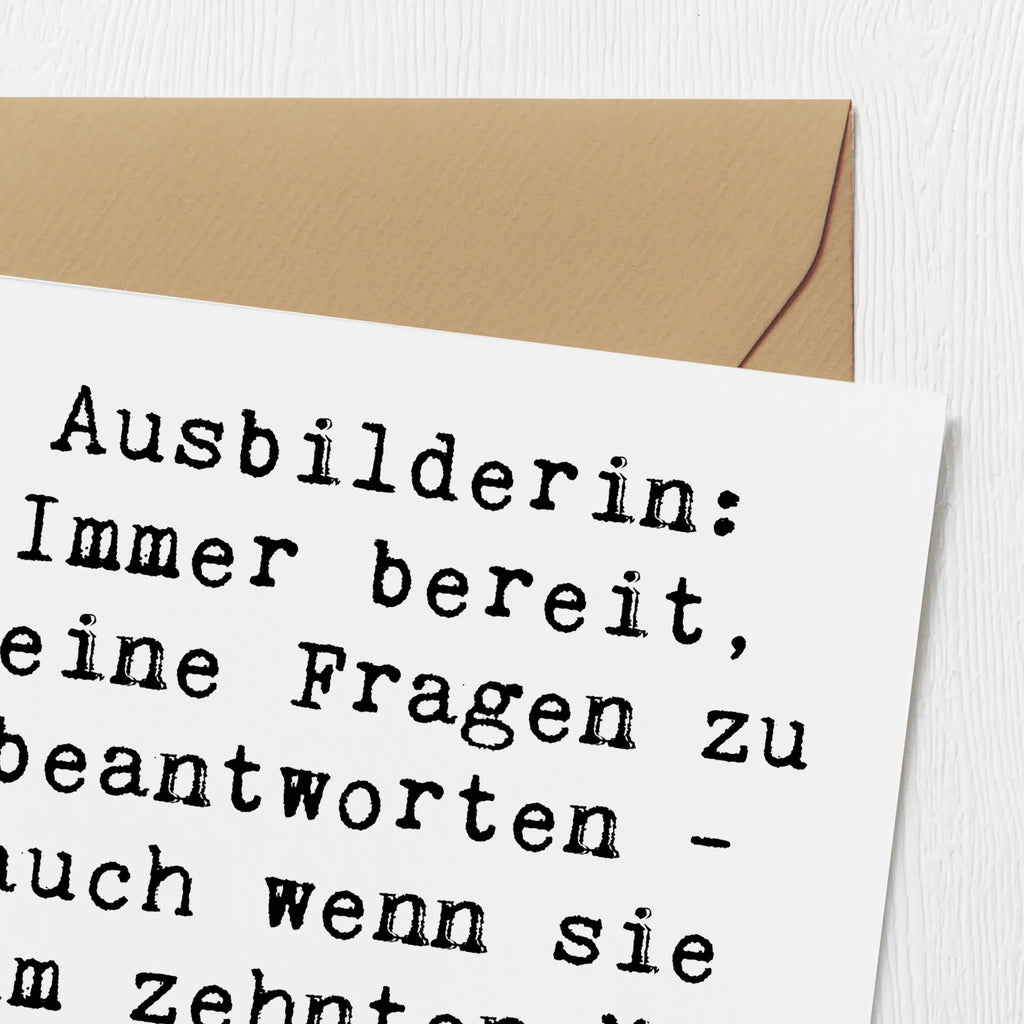 Deluxe Card Saying Ausbilderin: Immer bereit, deine Fragen zu beantworten - auch wenn sie zum zehnten Mal gestellt werden! Hochwertige Klappkarte, Einladungskarte, Glückwunschkarte, Karte, Hochzeitskarte, Hochwertige Grußkarte, Klappkarte, Grußkarte, Geburtstagskarte, Beruf, Ausbildung, Jubiläum, Abschied, Rente, Kollege, Kollegin, Geschenk, Schenken, Arbeitskollege, Mitarbeiter, Firma, Danke, Dankeschön
