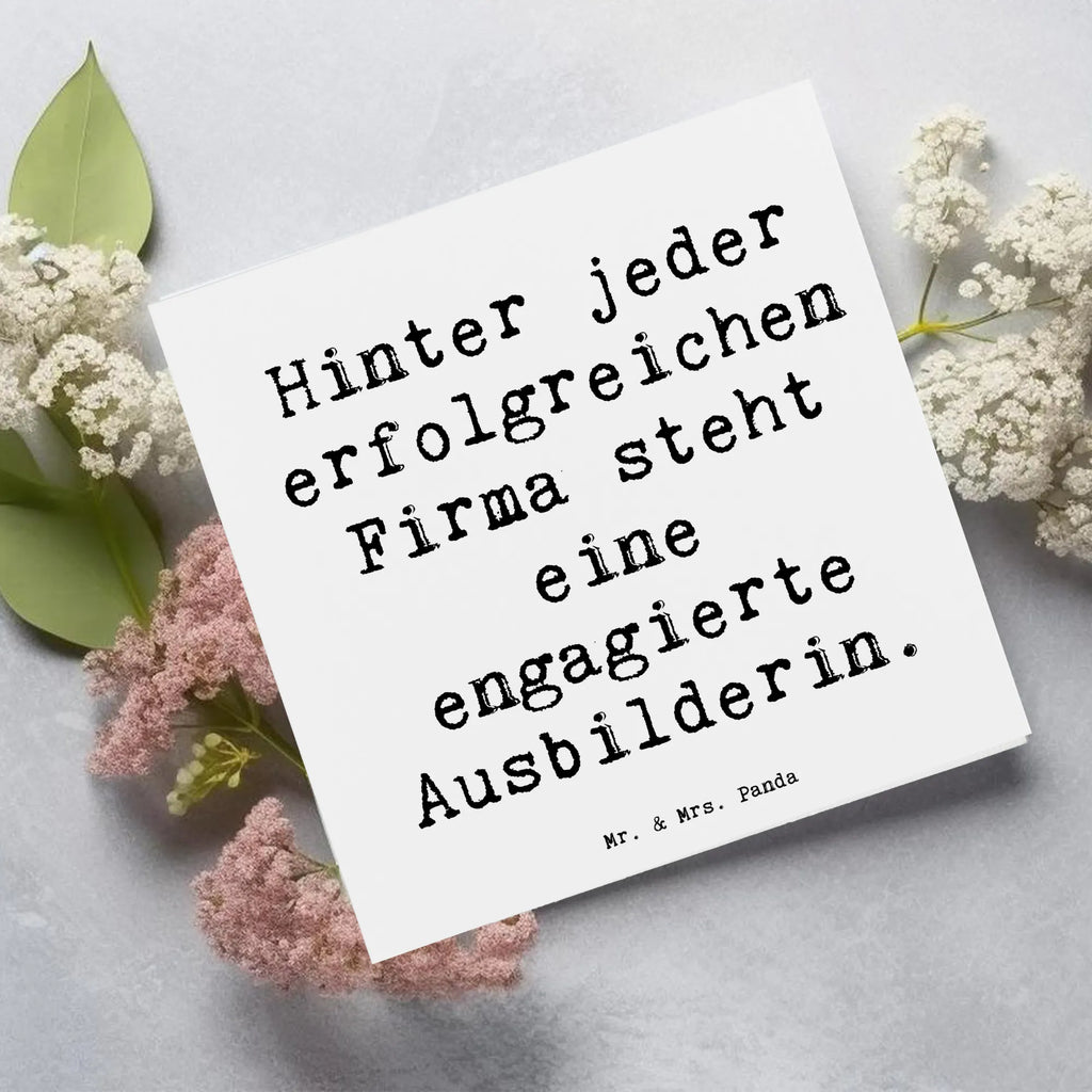 Deluxe Card Saying Hinter jeder erfolgreichen Firma steht eine engagierte Ausbilderin. Grußkarte, Einladungskarte, Klappkarte, Hochwertige Grußkarte, Karte, Glückwunschkarte, Hochzeitskarte, Hochwertige Klappkarte, Geburtstagskarte, Beruf, Ausbildung, Jubiläum, Abschied, Rente, Kollege, Kollegin, Geschenk, Schenken, Arbeitskollege, Mitarbeiter, Firma, Danke, Dankeschön