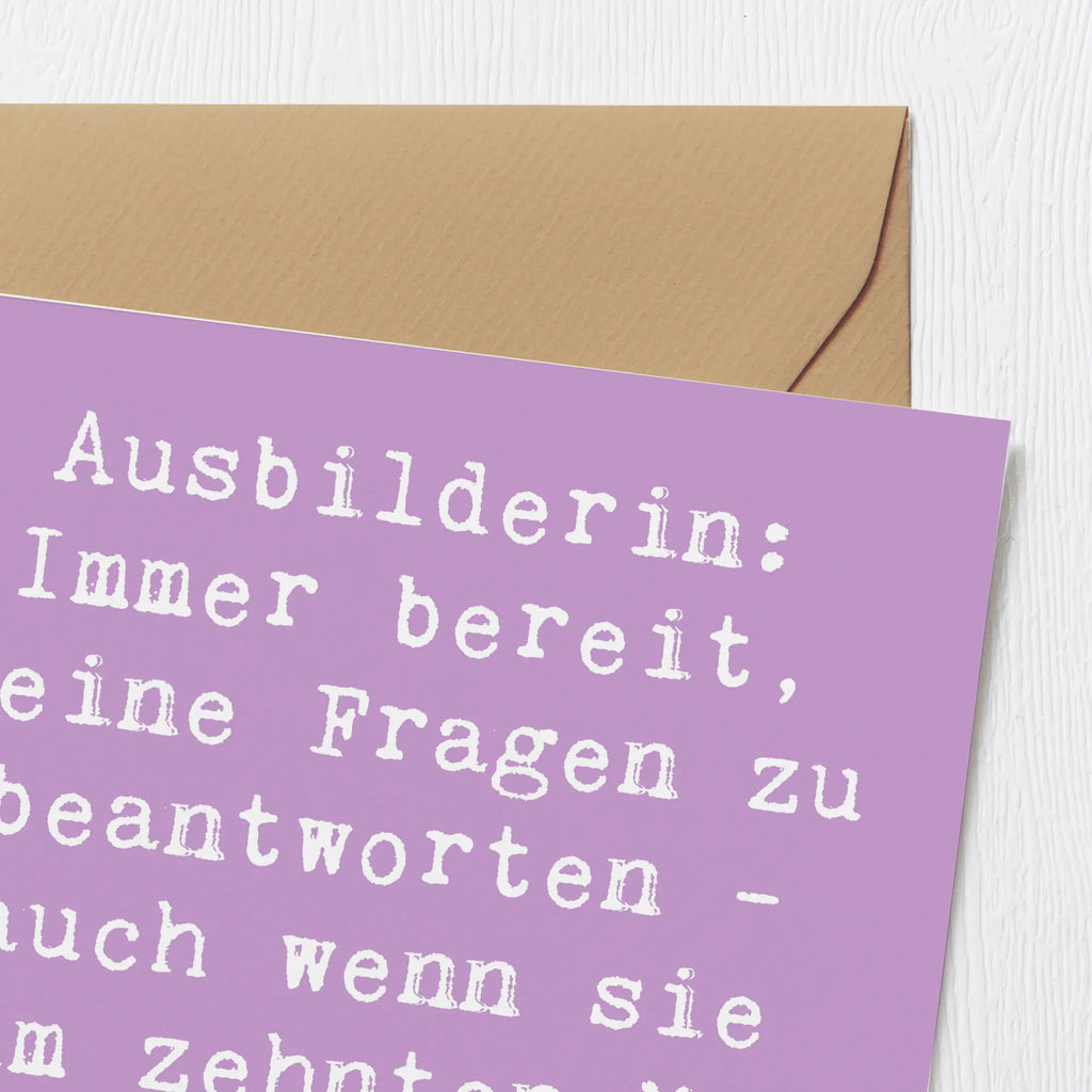 Deluxe Card Saying Ausbilderin: Immer bereit, deine Fragen zu beantworten - auch wenn sie zum zehnten Mal gestellt werden! Hochwertige Klappkarte, Einladungskarte, Glückwunschkarte, Karte, Hochzeitskarte, Hochwertige Grußkarte, Klappkarte, Grußkarte, Geburtstagskarte, Beruf, Ausbildung, Jubiläum, Abschied, Rente, Kollege, Kollegin, Geschenk, Schenken, Arbeitskollege, Mitarbeiter, Firma, Danke, Dankeschön
