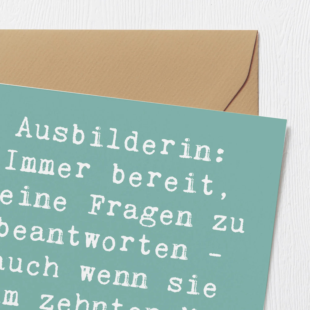 Deluxe Card Saying Ausbilderin: Immer bereit, deine Fragen zu beantworten - auch wenn sie zum zehnten Mal gestellt werden! Hochwertige Klappkarte, Einladungskarte, Glückwunschkarte, Karte, Hochzeitskarte, Hochwertige Grußkarte, Klappkarte, Grußkarte, Geburtstagskarte, Beruf, Ausbildung, Jubiläum, Abschied, Rente, Kollege, Kollegin, Geschenk, Schenken, Arbeitskollege, Mitarbeiter, Firma, Danke, Dankeschön