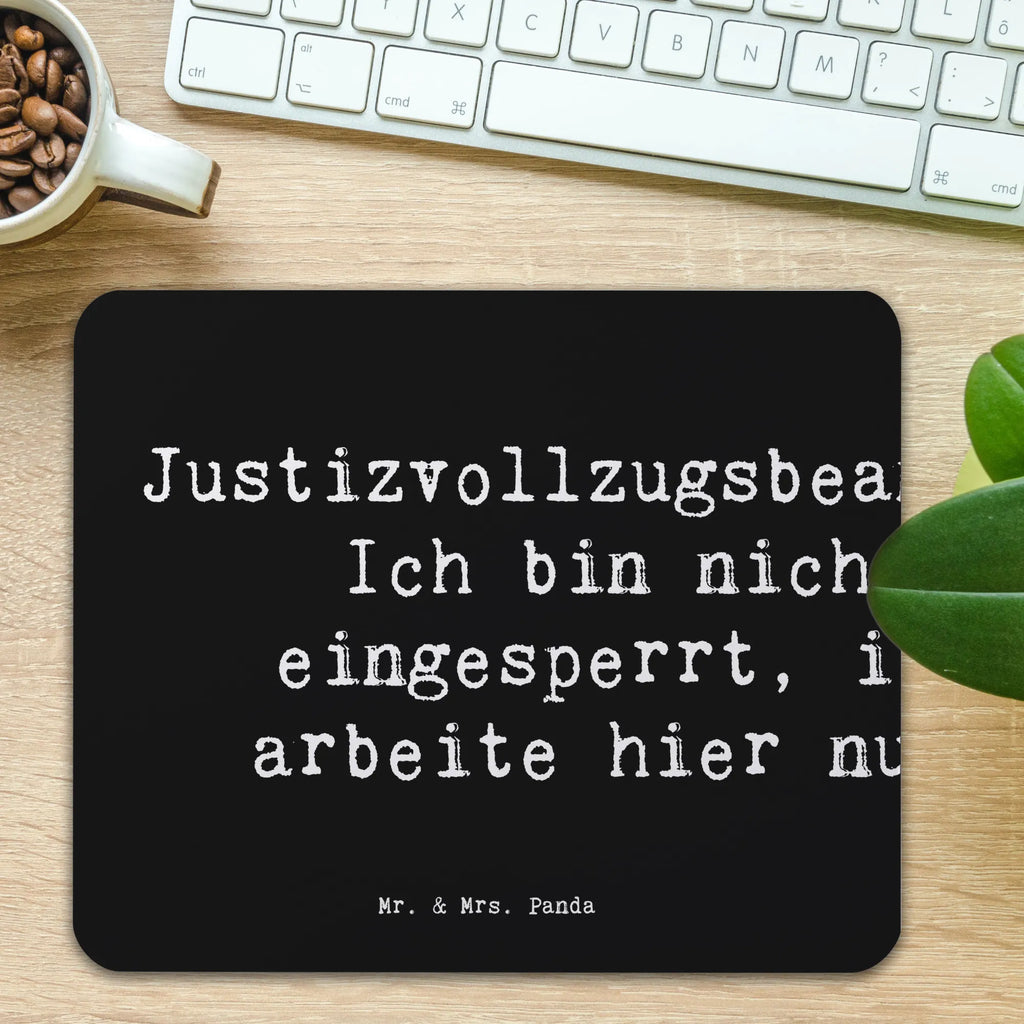 Mouse mat Saying Justizvollzugsbeamter: Ich bin nicht eingesperrt, ich arbeite hier nur! PC Zubehör, Designer Mauspad, Mousepad, Einzigartiges Mauspad, Computer zubehör, Mausunterlage, Arbeitszimmer, Mauspad, Mauspad Büro, Büroausstattung, Beruf, Ausbildung, Jubiläum, Abschied, Rente, Kollege, Kollegin, Geschenk, Schenken, Arbeitskollege, Mitarbeiter, Firma, Danke, Dankeschön