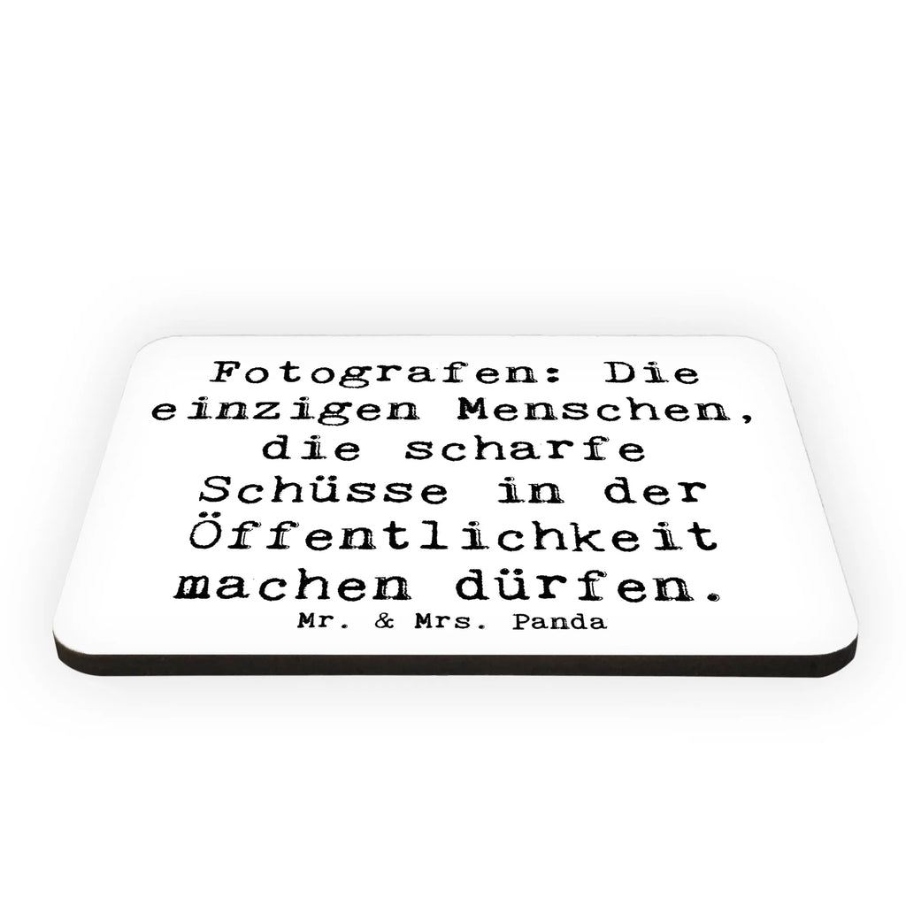 Magnet Spruch Fotografen: Die einzigen Menschen, die scharfe Schüsse in der Öffentlichkeit machen dürfen. Souvenir Magnet, Motivmagnete, Dekomagnet, Notiz Magnet, Whiteboard Magnet, Pinnwandmagnet, Kühlschrank Dekoration, Kühlschrankmagnet, Beruf, Ausbildung, Jubiläum, Abschied, Rente, Kollege, Kollegin, Geschenk, Schenken, Arbeitskollege, Mitarbeiter, Firma, Danke, Dankeschön