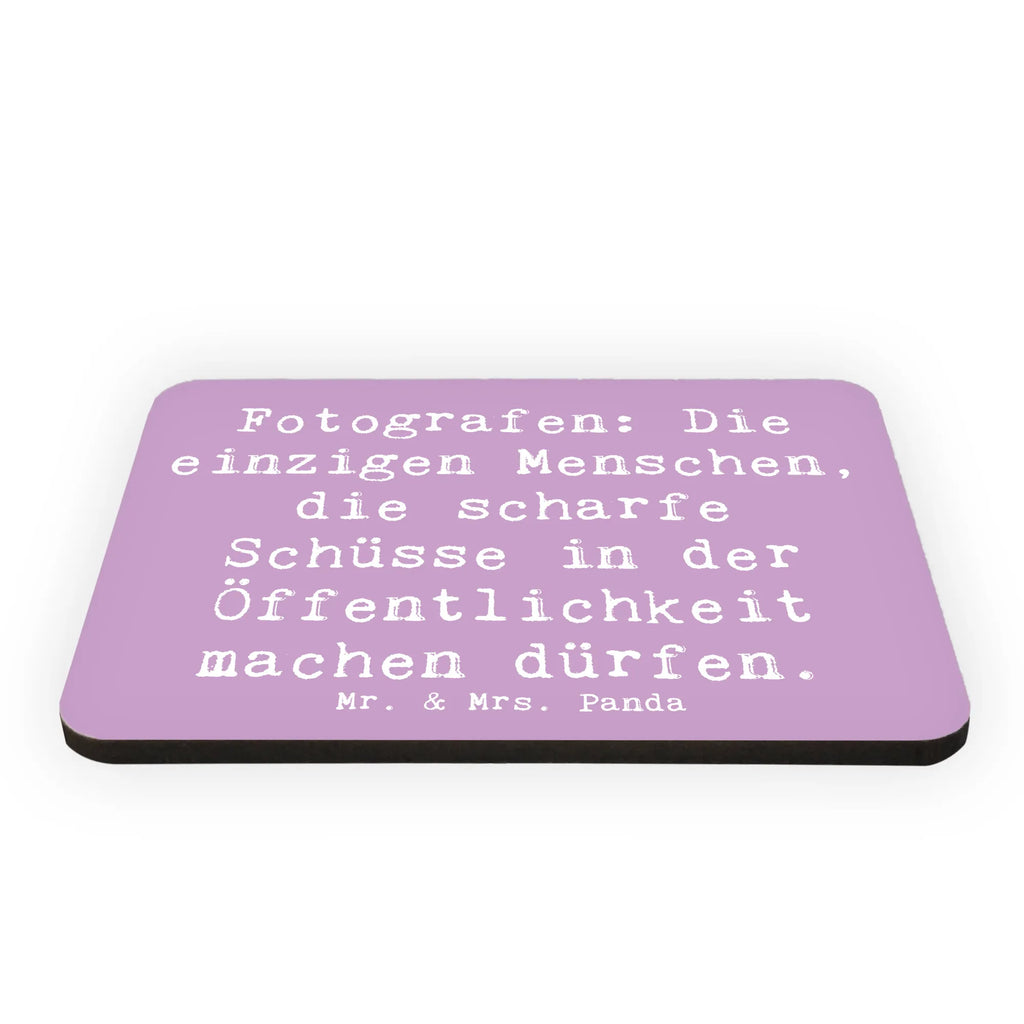 Magnet Spruch Fotografen: Die einzigen Menschen, die scharfe Schüsse in der Öffentlichkeit machen dürfen. Souvenir Magnet, Motivmagnete, Dekomagnet, Notiz Magnet, Whiteboard Magnet, Pinnwandmagnet, Kühlschrank Dekoration, Kühlschrankmagnet, Beruf, Ausbildung, Jubiläum, Abschied, Rente, Kollege, Kollegin, Geschenk, Schenken, Arbeitskollege, Mitarbeiter, Firma, Danke, Dankeschön