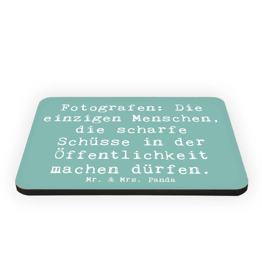 Magnet Spruch Fotografen: Die einzigen Menschen, die scharfe Schüsse in der Öffentlichkeit machen dürfen. Souvenir Magnet, Motivmagnete, Dekomagnet, Notiz Magnet, Whiteboard Magnet, Pinnwandmagnet, Kühlschrank Dekoration, Kühlschrankmagnet, Beruf, Ausbildung, Jubiläum, Abschied, Rente, Kollege, Kollegin, Geschenk, Schenken, Arbeitskollege, Mitarbeiter, Firma, Danke, Dankeschön