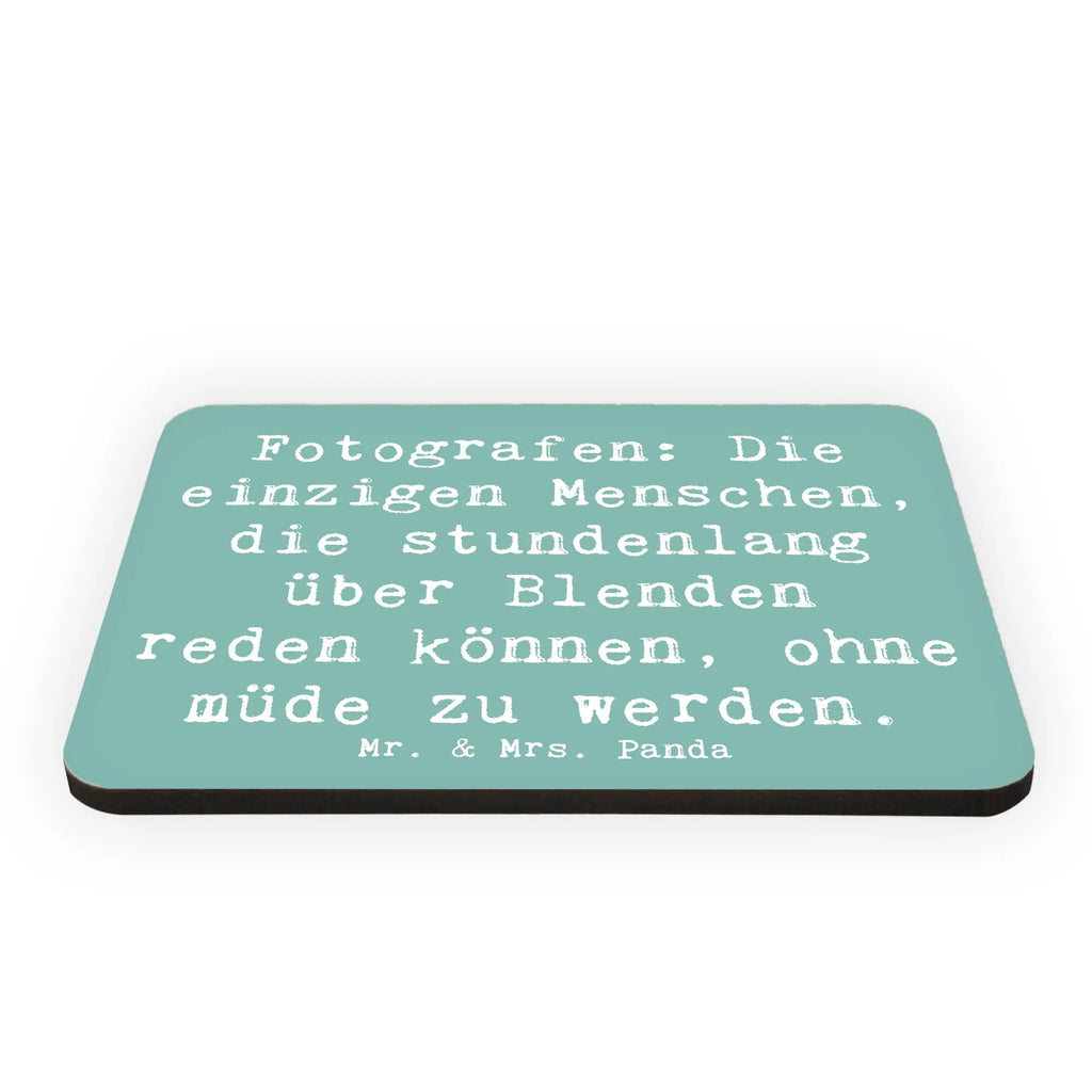 Magnet Spruch Fotografen: Die einzigen Menschen, die stundenlang über Blenden reden können, ohne müde zu werden. Souvenir Magnet, Dekomagnet, Pinnwandmagnet, Kühlschrank Dekoration, Motivmagnete, Notiz Magnet, Kühlschrankmagnet, Whiteboard Magnet, Beruf, Ausbildung, Jubiläum, Abschied, Rente, Kollege, Kollegin, Geschenk, Schenken, Arbeitskollege, Mitarbeiter, Firma, Danke, Dankeschön