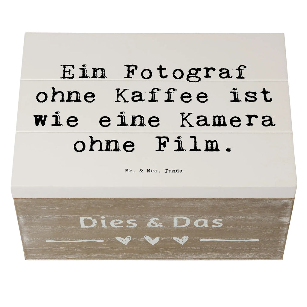 Holzkiste Spruch Ein Fotograf ohne Kaffee ist wie eine Kamera ohne Film. Schatulle, Schatzkiste, Kiste, Geschenkbox, Holzkiste, XXL, Dekokiste, Erinnerungskiste, Aufbewahrungsbox, Erinnerungsbox, Geschenkdose, Truhe, Beruf, Ausbildung, Jubiläum, Abschied, Rente, Kollege, Kollegin, Geschenk, Schenken, Arbeitskollege, Mitarbeiter, Firma, Danke, Dankeschön