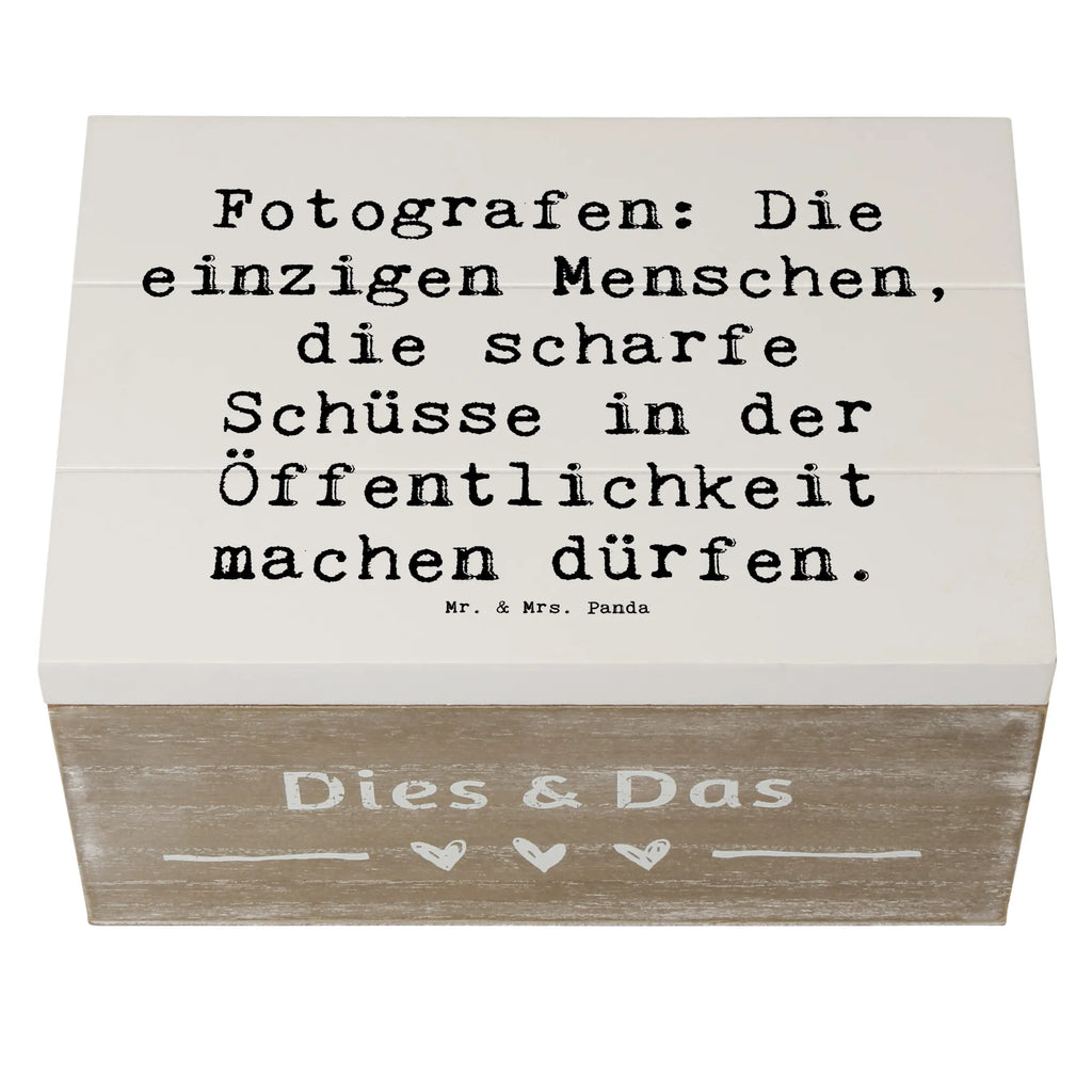 Holzkiste Spruch Fotografen: Die einzigen Menschen, die scharfe Schüsse in der Öffentlichkeit machen dürfen. Kiste, Geschenkdose, Schatulle, Holzkiste, Geschenkbox, Erinnerungskiste, XXL, Schatzkiste, Dekokiste, Truhe, Erinnerungsbox, Aufbewahrungsbox, Beruf, Ausbildung, Jubiläum, Abschied, Rente, Kollege, Kollegin, Geschenk, Schenken, Arbeitskollege, Mitarbeiter, Firma, Danke, Dankeschön