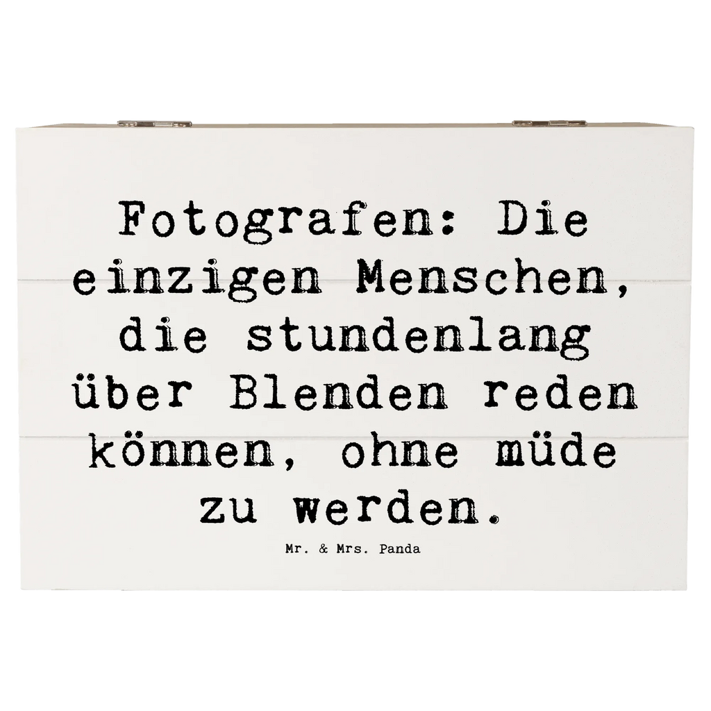 Holzkiste Spruch Fotografen: Die einzigen Menschen, die stundenlang über Blenden reden können, ohne müde zu werden. Dekokiste, Schatzkiste, Truhe, Erinnerungskiste, Geschenkbox, XXL, Geschenkdose, Erinnerungsbox, Kiste, Holzkiste, Aufbewahrungsbox, Schatulle, Beruf, Ausbildung, Jubiläum, Abschied, Rente, Kollege, Kollegin, Geschenk, Schenken, Arbeitskollege, Mitarbeiter, Firma, Danke, Dankeschön