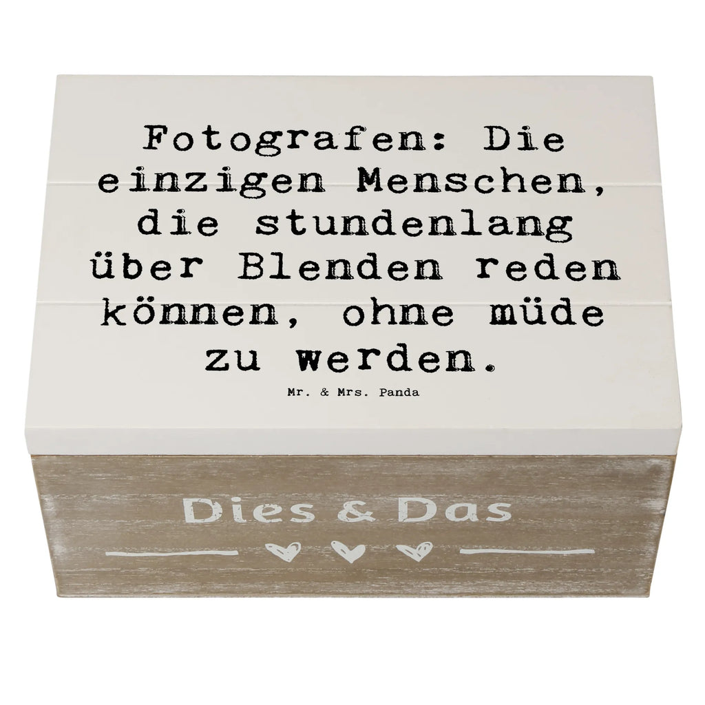 Holzkiste Spruch Fotografen: Die einzigen Menschen, die stundenlang über Blenden reden können, ohne müde zu werden. Dekokiste, Schatzkiste, Truhe, Erinnerungskiste, Geschenkbox, XXL, Geschenkdose, Erinnerungsbox, Kiste, Holzkiste, Aufbewahrungsbox, Schatulle, Beruf, Ausbildung, Jubiläum, Abschied, Rente, Kollege, Kollegin, Geschenk, Schenken, Arbeitskollege, Mitarbeiter, Firma, Danke, Dankeschön
